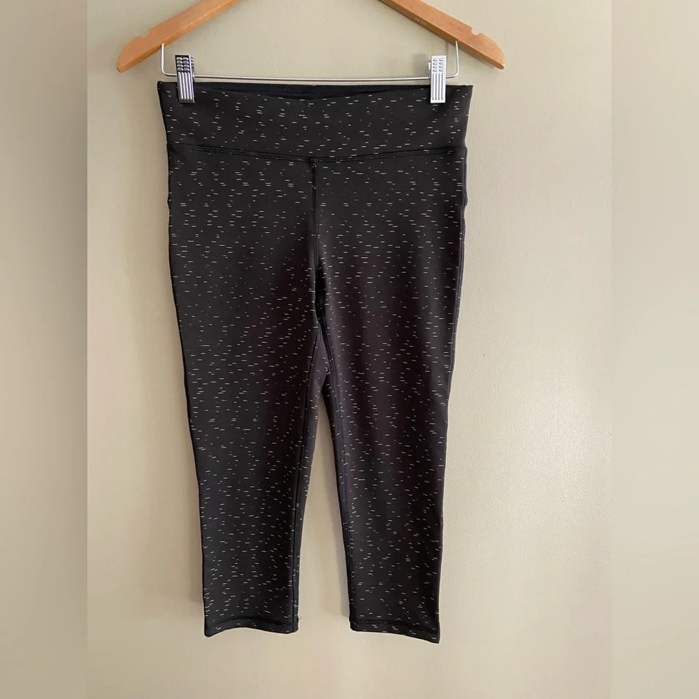 Xersion: Black Forted Capris Leggings with Brushed White Detail